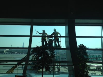 мойщики окон в дубайском аэропорту