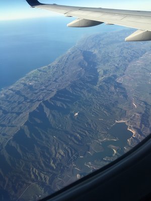 Озеро Сан-Антоніо та гірський ланцюг Санта-Лючія
