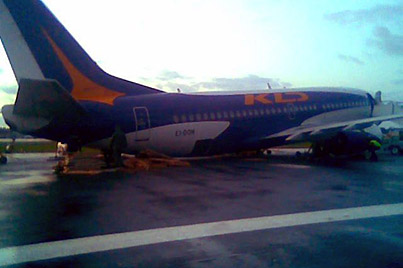 Boeing-737-300 авиакомпании "КД авиа" сел без шасси в калининградском аэропорту "Храброво"