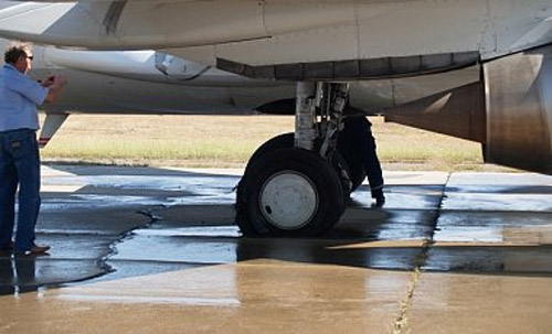 В 09:44 утра во время посадки в аэропорту Симферополь у самолета Boeing 737 авиакомпании Ютэйр Украина, прилетевшего из Антальи, разрушился пневматик внешнего колеса основной правой стойки шасси