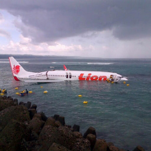 Boeing 737 индонезийской авиакомпании Lion Air при заходе на посадку в аэропорт Денпасар на острове Бали не долетел до полосы и сел на мелководье около 15:30 по местному времен