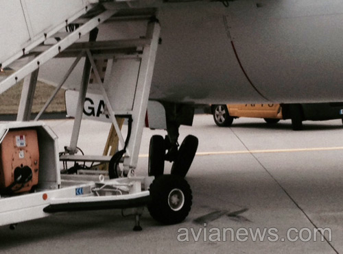 Передняя стойка шасси самолета Boeing 737-300 авиакомпании Международные авиалинии Украины разъехалась во время руления на взлет