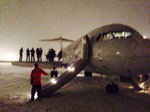 Эвакуация пассажиров из самолета Fokker 70 Austrian Airlines в аэропорту Днепропетровска