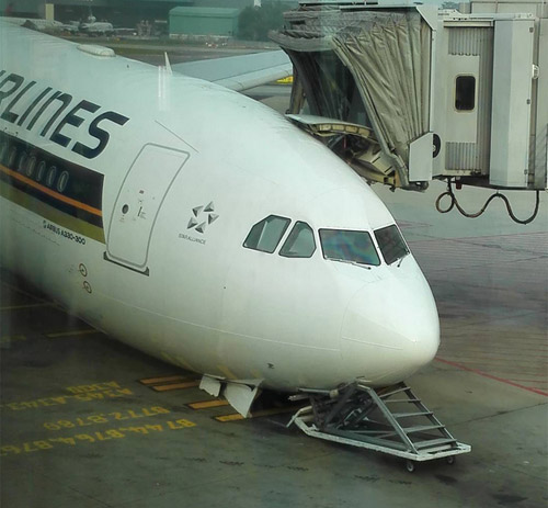 Airbus A330-300  Singapore Airlines              