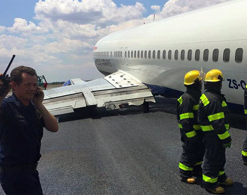 Поврежденное крыло самолета Boeing 737-400
