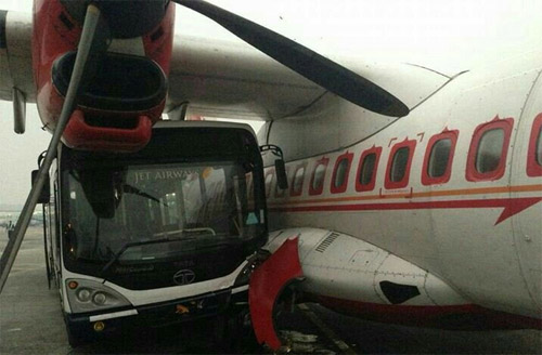 Автобус врезался в самолет Air India в аэропорту Калькутты
