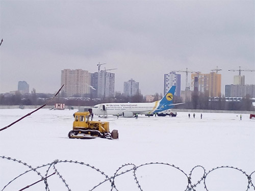  Boeing 737-300     UR-GBA,    