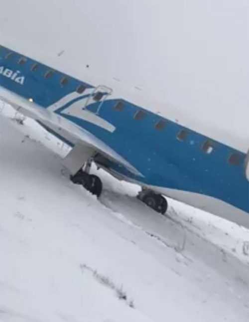 Самолет Embraer 145 Днеправиа, который выкатился в снег в аэропорту Ивано-Франковска