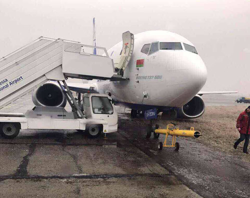Boeing 737 Белавиа в аэропорту Одесса съехал стойкой шасси на грунт
