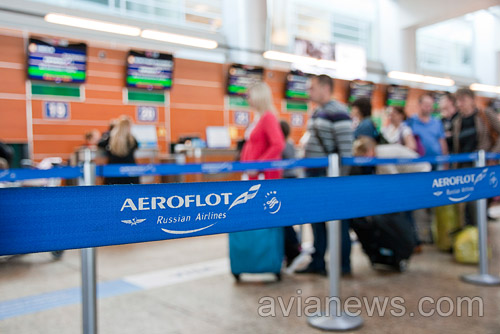 Пассажиры регистрируеются на рейс авиакомпании Аэрофлот в аэропорту Шереметьево