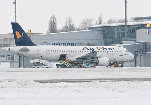 Самолет Air One в аэропорту Борисполь