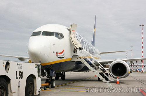 Самолет Ryanair ожидает буксировки
