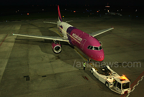 Самолет Wizz Air в аэропорту