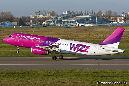 Самолет Airbus A320 авиакомпании Wizz Air в аэропорту Киев Жуляны