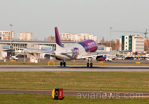Посадка самолета Wizz Air в аэропорту