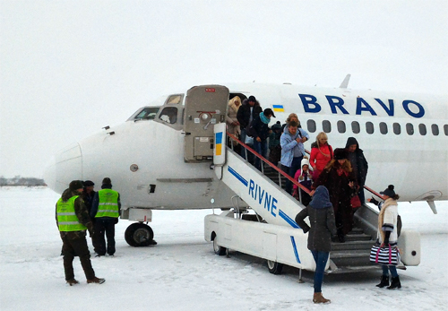 Пассажиры выходят из самолета Bravo Airways в аэропорту Ровно