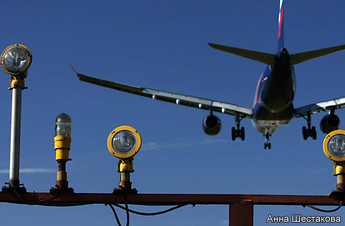 Самолет Airbus A330 авиакомпании Аэрофлот на фоне огней полосы, посадка в аэропорту Шереметьево