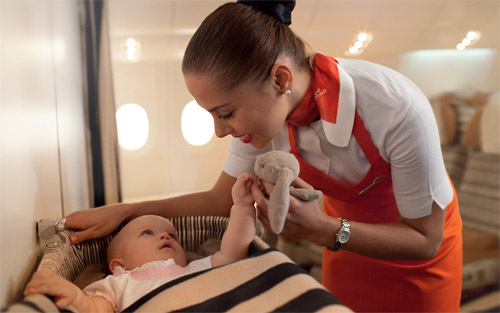 300 бортпроводников компании Etihad Airways получили статус летающих нянь