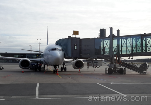 Самолет Boeing 737-500 МАУ у телетрапа в аэропорту Рига