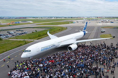 Европейский концерн Airbus показал сегодня полностью собранный экземпляр первого самолета A350 XWB.