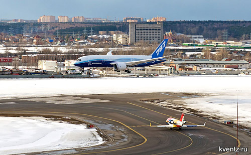   Boeing 787 Dreamliner   .            .