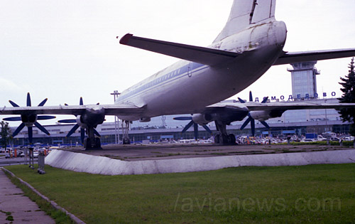 Ту-114 на фоне терминала Домодедово, 2004 год