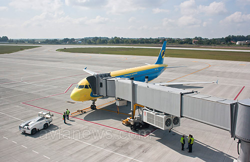 Самолет Airbus A320 Донбассаэро у телетрапа в аэропорту Львов