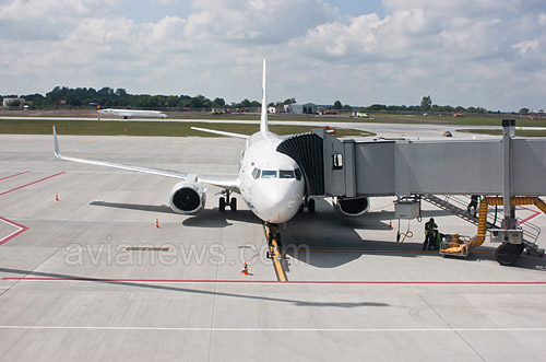 Boeing 737 Ютэйр у телетрапа