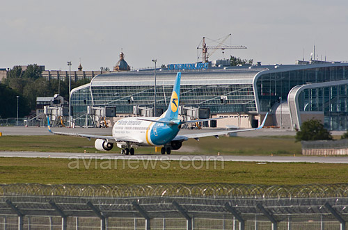Самолет Boeing 737 500 авиакомпании МАУ на фоне нового терминала в аэропорту Львов