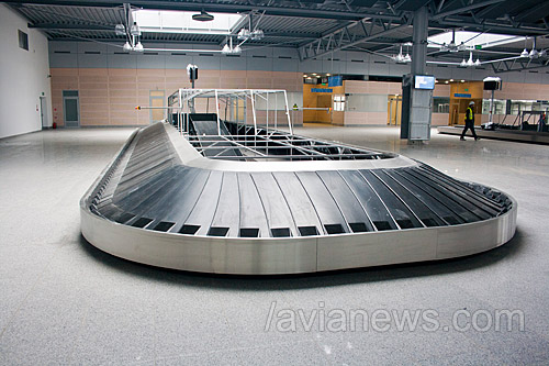 Багажная карусель luggage belt Poznan Lawica Airport