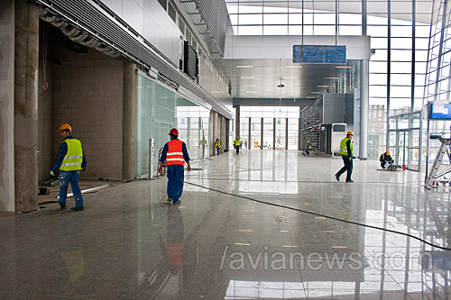 После получения багажа пассажир попадает в зал прилета.