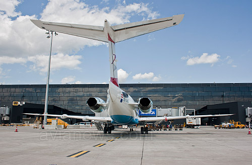 Fokker 100 Austrian Airlines перед новым терминалом аэропорта Вена