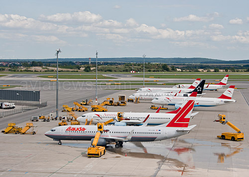 Стоянка самолетов Austrian Airlines и Lauda