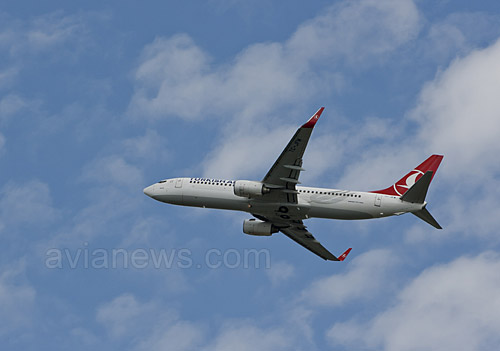 Boeing 737 авиакомпании Turkish Airlines во время взлета из аэропорта Вена Швехат