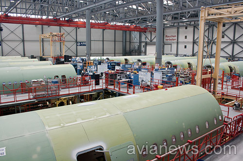 Фюзеляжи самолетов A320 и A321 в ангаре завода Airbus в Гамбурге
