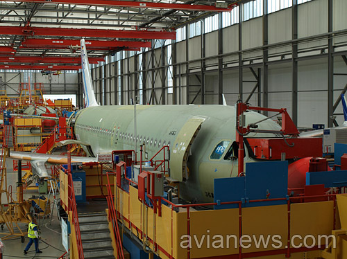 На крайнем этапе сборки в этом ангаре специалисты Airbus тестируют системы самолета, в том числе с помощью симулятора полетов. Красный коробок у кабины пилотов — это как раз он.
