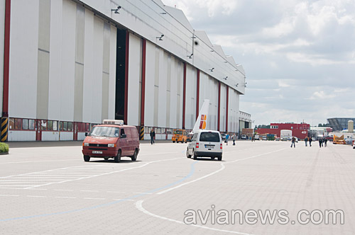 А в соседний ангар завозят хвост для самолета A320 испанской авиакомпании Iberia.