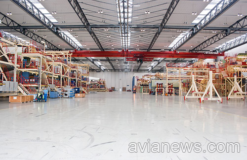 Помимо полной сборки всех самолетов семейства Airbus A320 завод в Гамбурге также собирает секции фюзеляжа для A330 и A380. Например, в этом ангаре ведется монтаж секций A380. Далее они транспортируются на пароме в Тулузу, где проводится финальная сборка этого двухпалубного гиганта.