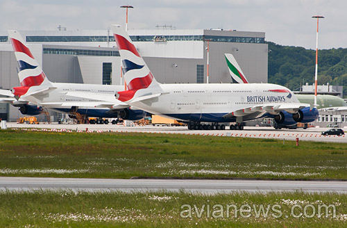 Рядом стоят несколько A380. После финальной сборки во Франции авиалайнеры летят в Гамбург. Тут происходит их покраска и установка салона.