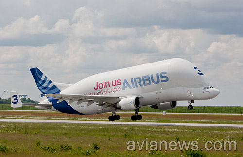 Взлет Белуга с завода Airbus в Гамбурге