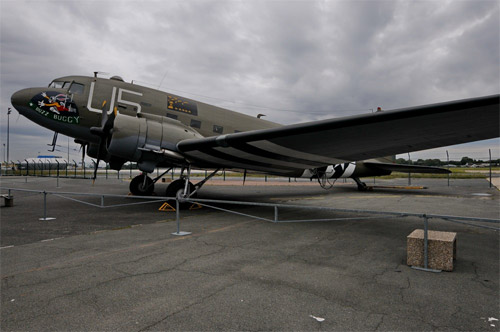 Самолет Douglas DC-3 в музее авиации в Ле Бурже