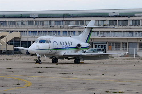 Самолет British Aerospace 125 на фоне старого терминала аэропорта Le Bourget в Париже