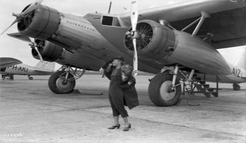 Демонстрация моды на фоне самолета KLM Fokker F.XX, приблизительно 1935 год