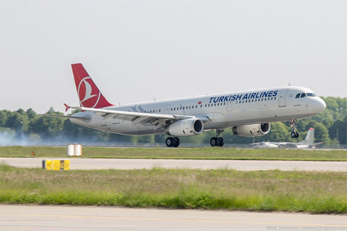 Из Стамбула прилетел Airbus A321 (TC-JRY) авиакомпании Turkish Airlines с именем "Beyoglu". За забором прячется Ан-30.