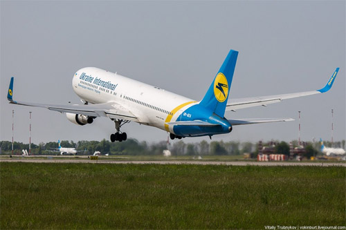 А это уже большой широкофюзеляжный Boeing 767-300ER (UR-GEA), флагман авиакомпании МАУ, улетает на Кипр.