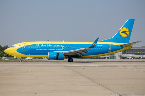 Единственный действующий самолёт в бывшей ливрее "Аэросвита" - Boeing 737-500 (UR-GBD) прибыл из Амстердама. Видно работу реверса двигателя CFMI CFM56-3C1.