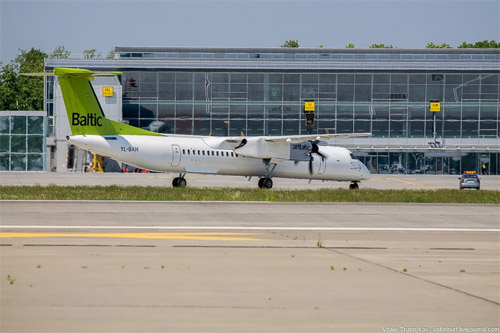 Авиакомпания Air Baltic прилетела из Риги на турбовинтовом лайнере Bombardier Dash 8 Q400 (YL-BAH).
