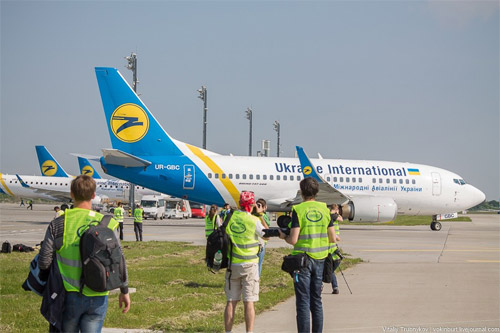 Boeing 737-500 (UR-GBC) улетает на Хельсинки.