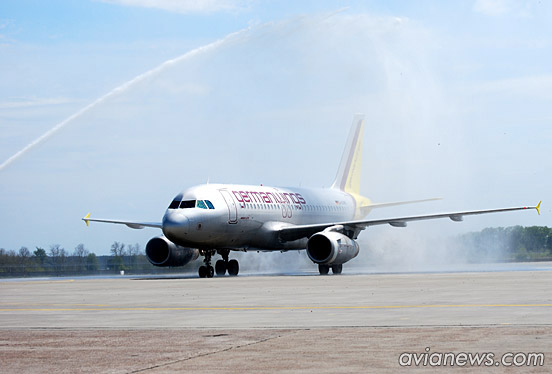 Первый рейс Germanwings, который совершался на Airbus A319, был встречен водяным салютом.
