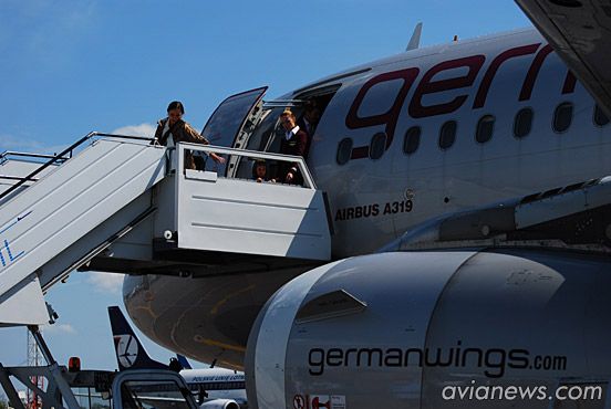 Первые пассажиры рейса Germanwings Кельн-Киев. Самолет доставил в украинскую столицу 119 человек.